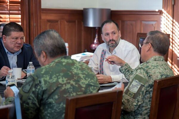 Noticias Chihuahua PAUSA.MX Sostienen autoridades sesión de la Mesa de Seguridad en Palacio de Gobierno