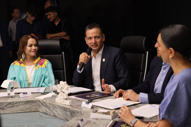 Noticias Chihuahua Pausa.MX Reúne Bonilla a alcaldes de Mexico para trabajar por los niños