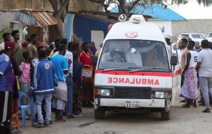 Un atentado en una playa de Somalia mata a 32 civiles y a un soldado, según la policía