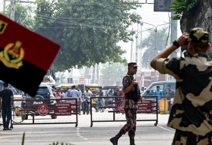 Los militares, tras tomar control de Bangladesh, se reúnen con líderes estudiantiles