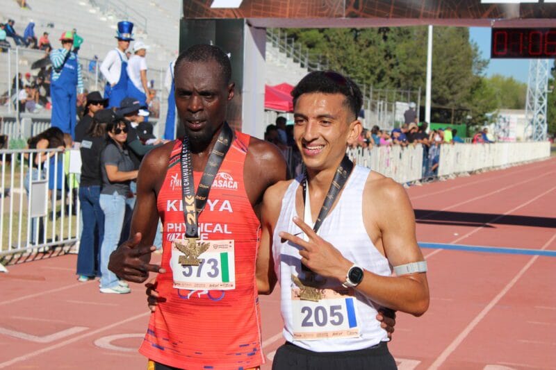 Geoffrey Bundi y Eduardo Aggi