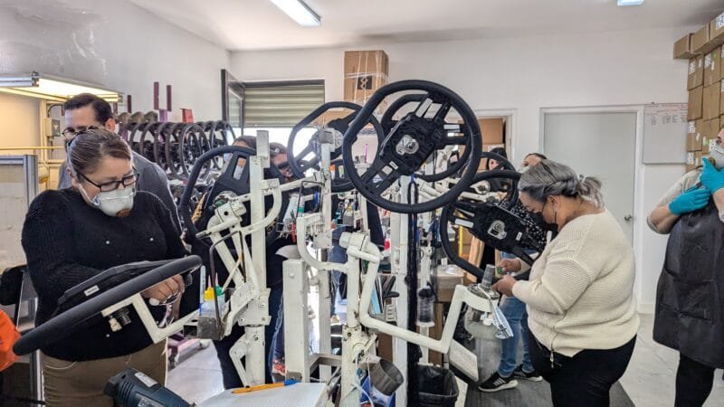 Noticias Chihuahua PAUSA.MX Fabrican mujeres chihuahuenses volantes a mano para Volvo