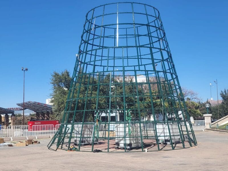 Noticias Chihuahua PAUSA.MX Comienza instalación del tradicional árbol navideño en la plaza del Ángel