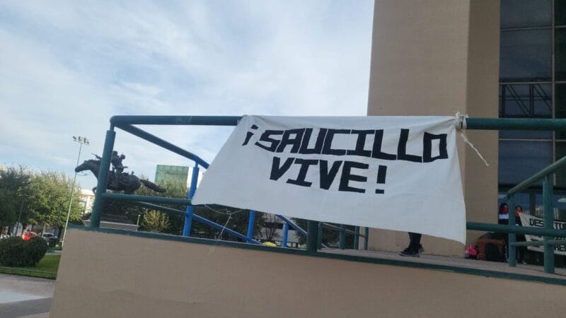 Noticias Chihuahua PAUSA.MX Toman estudiantes de la Normal de Saucillo oficinas de Educación