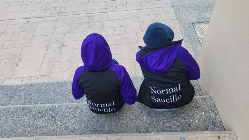 Noticias Chihuahua PAUSA.MX Toman estudiantes de la Normal de Saucillo oficinas de Educación