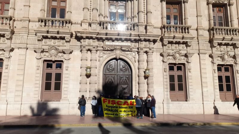Afectados de Aras toman Palacio de Gobierno y dejan encerrados a cientos de trabajadores