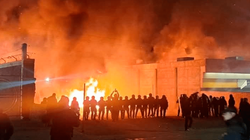 Incendio de campamento migrante en el bulevar Juan Pablo II