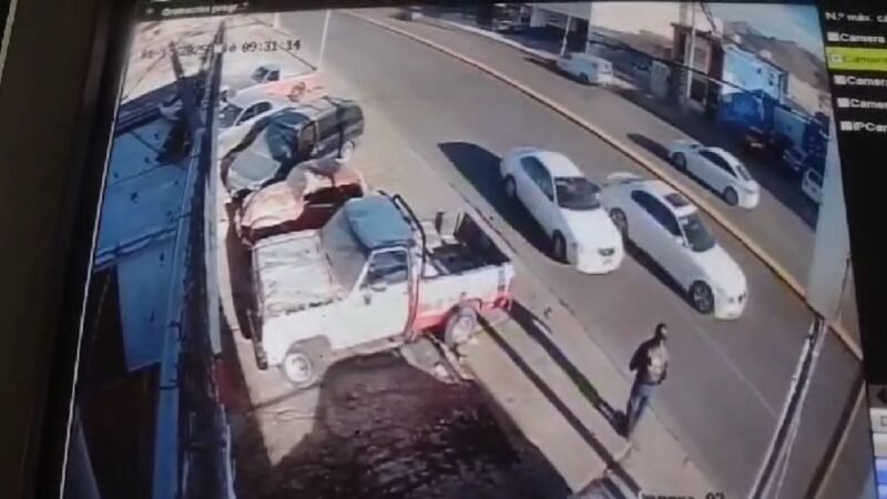 VIDEO Graban momento en que anciana pierde el control al volante en la Tecnológico