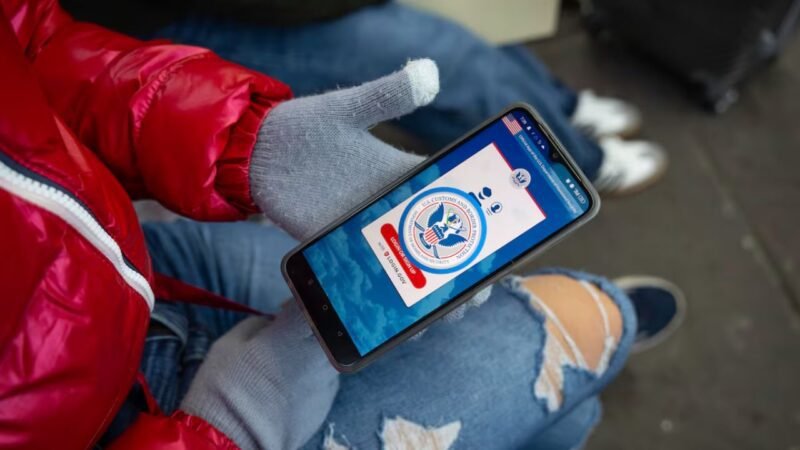 Lanza Estados Unidos nueva app para migrantes; integran la función 'reportar salida'