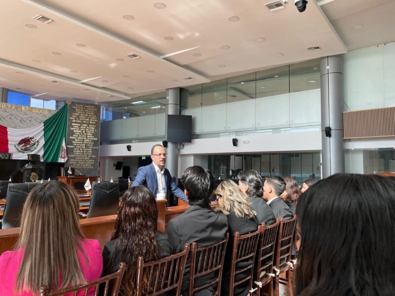 Llama Jorge Soto a los jóvenes a prepararse y no caer en la corrupción