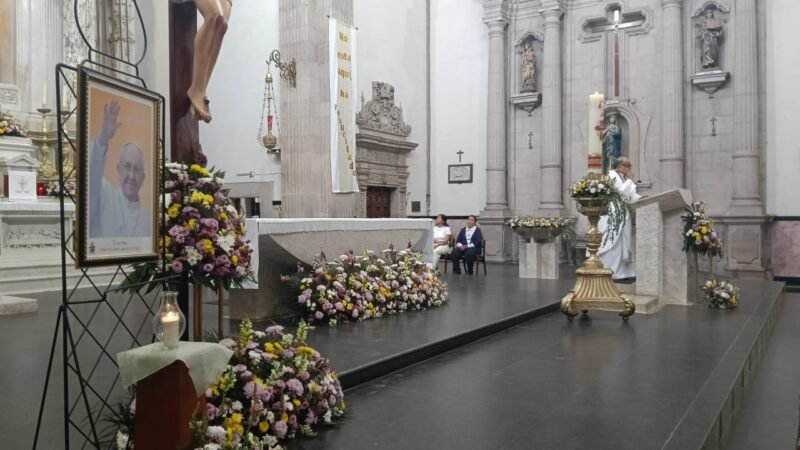 Ofician misas por muerte del Papa Francisco