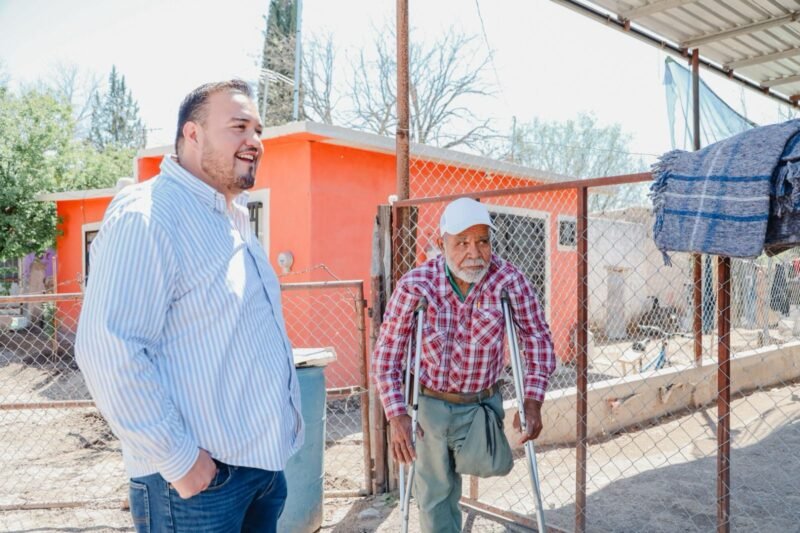 Visita Aldana a Don Pancho en El Floreño y entrega material para reconstruir su techo