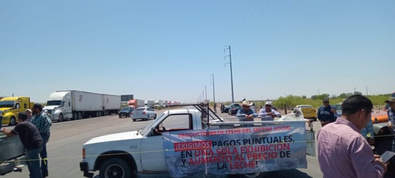 Protestan lecheros por falta de pagos federales; adelantan que continuarán las protestas