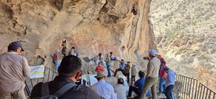 Noticias Chihuahua PAUSA.MX Conserva INAH pinturas rupestres en Cueva de las Monas