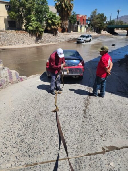Noticias Chihuahua PAUSA.MX Trabajadores de Limpia auxilian a ciudadano varado por inundaciones en viaducto Díaz Ordaz
