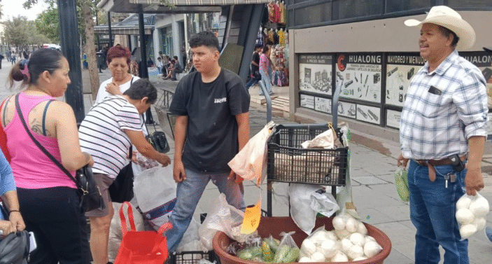 Protestan campesinos de la UCD en Plaza de Armas con venta de productos por bajos pagos del intermediario