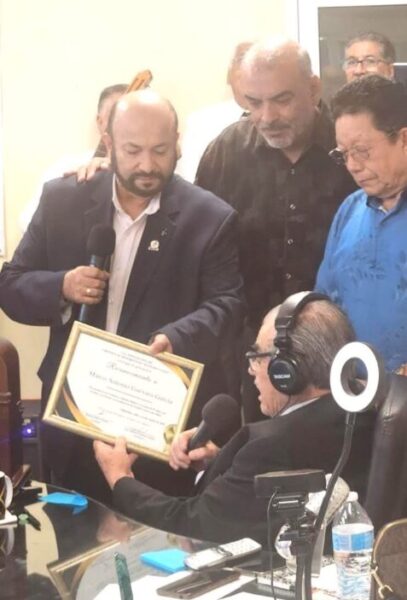 Noticias Chihuahua PAUSA.MX Entregan cronistas de Chihuahua reconocimiento a Marco Antonio Guevara Noticias Chihuahua Pausa.MX Entregan cronistas de Chihuahua reconocimiento a Marco Antonio Guevara