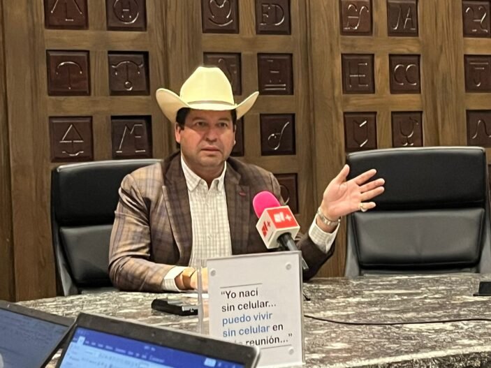 Se retira Unión Ganadera de negociaciones por cruce de ganado; acusa politiquería de secretaria Rollins