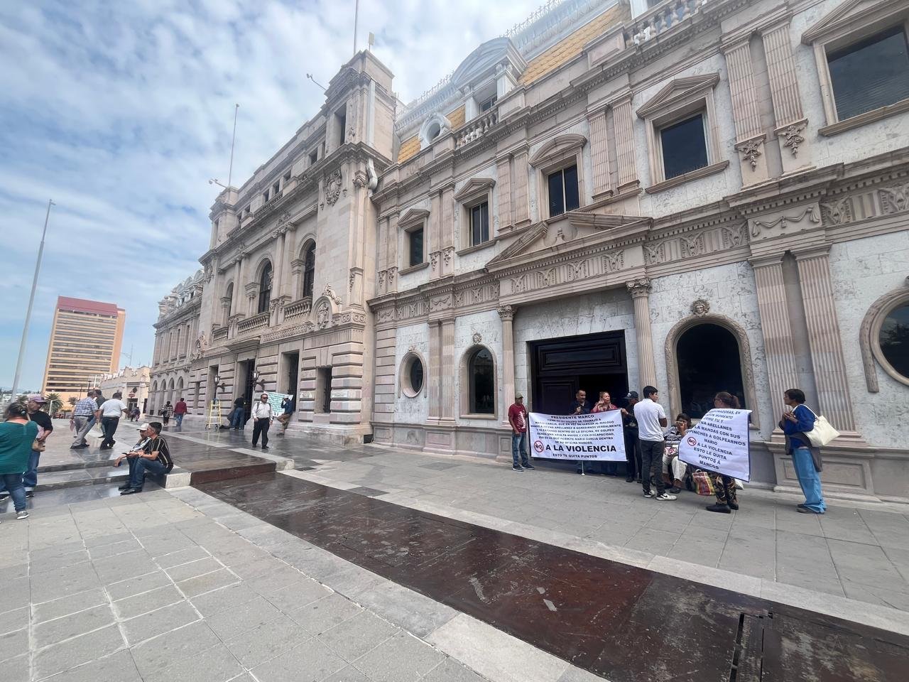 Protestan discapacitados damnificados en presidencia; acusan ser amedrentados por lideresa ligada a Municipio