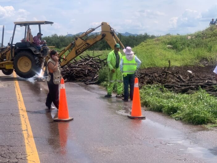 Noticias Chihuahua PAUSA.MX Trabaja SICT en la rúa Sueco-Janos