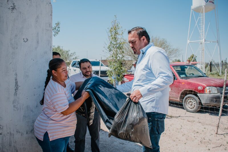 Noticias Chihuahua PAUSA.MX Atiende presidente Jorge Aldana necesidades de familias en la comunidad de El Porvenir