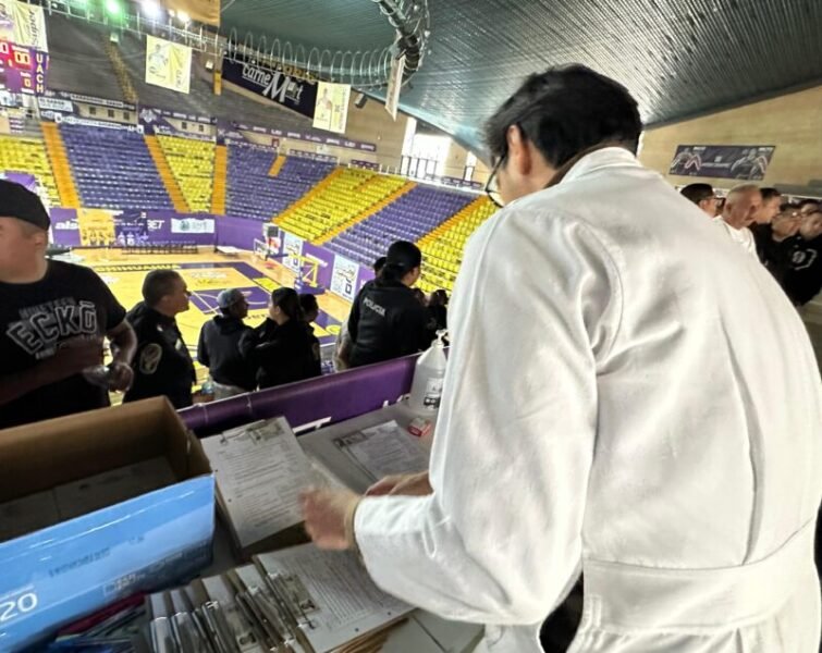 Noticias Chihuahua PAUSA.MX Pican de sorpresa a los policías municipales; les aplican antidoping en gimnasio Bernardo Aguirre
