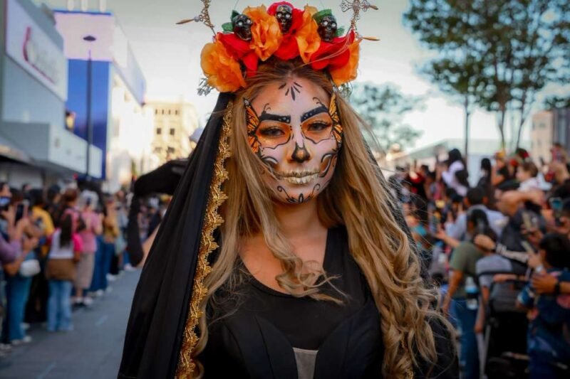 Noticias Chihuahua PAUSA.MX Celebrará Chihuahua Día de Muertos entre luz, flores y ánimas en la Plaza de Armas
