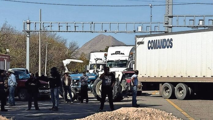 Aún con pleito, permanece bloqueo carretero en Delicias para el tráfico pesado