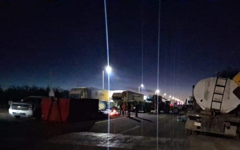 Noticias Chihuahua PAUSA.MX Persisten bloqueos carreteros en Chihuahua; un tramo continúa totalmente cerrado Noticias Chihuahua Pausa.MX Persisten bloqueos carreteros en Chihuahua; un tramo continúa totalmente cerrado