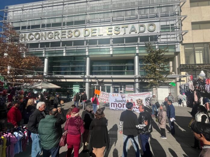 Exhiben morenistas a diputados traidores a Chihuahua por aprobación de crédito de 3 mmdp
