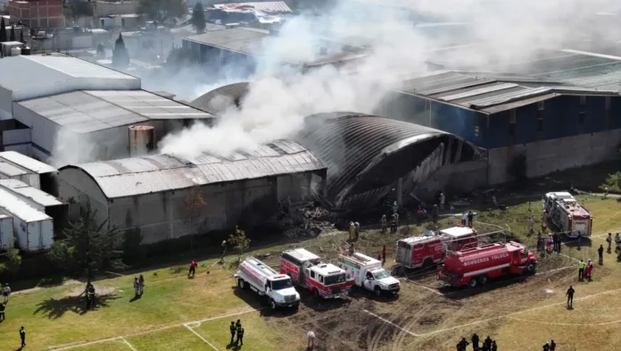 Lamenta Sheinbaum accidente aéreo en Toluca; confirma muerte de familia y piloto