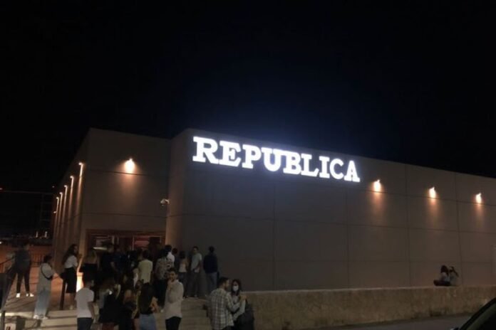 Ejecutan a joven de 18 años en el estacionamiento del bar República en Periférico de la Juventud