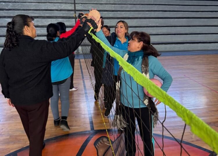 Noticias Chihuahua PAUSA.MX Dan clase teórica práctica de Pelota Tarasca en la región Serrana