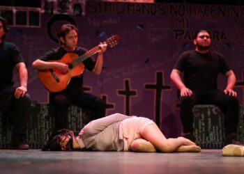 Más de 300 personas acompañaron la puesta en escena Mujeres de Arena