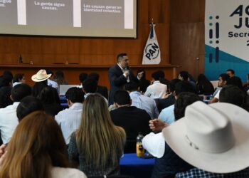 Noticias Chihuahua Pausa.MX Llama Alfredo Chávez a los jóvenes a involucrarse en la política