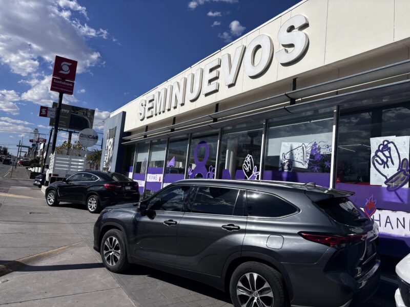 Noticias Chihuahua Pausa.MX Comercios se preparan para el 8M en avenida Universidad; algunos protegen fachadas y otros expresan apoyo a mujeres