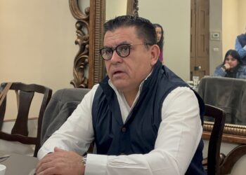 Noticias Chihuahua Pausa.MX Critica Alex Domínguez reforma electoral y advierte sobre posible “Plan B”