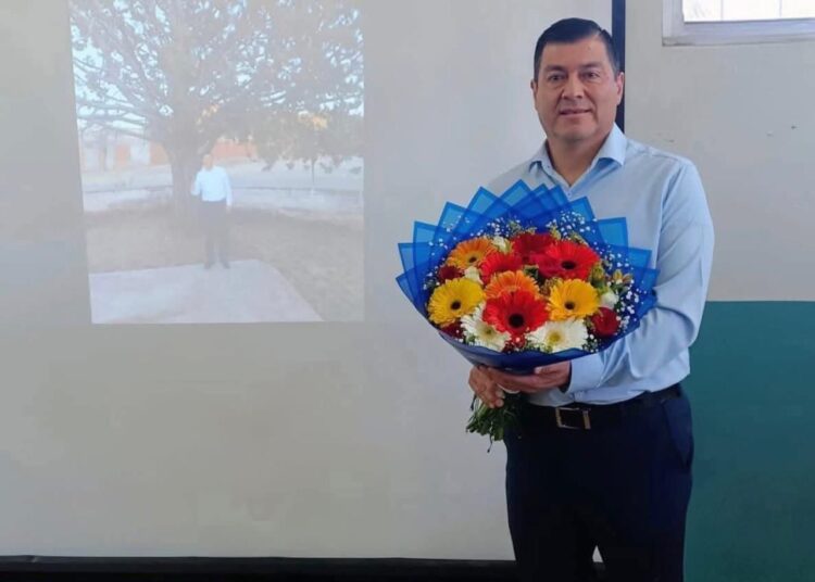 Noticias Chihuahua Pausa.MX Entre aplausos y gratitud; La comunidad escolar reconoce al profesor José Alfredo Torres Macías