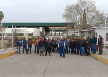 Noticias Chihuahua Pausa.MX Campesinos derraman frijol en protesta por exclusión de Gobierno Federal