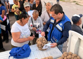 Noticias Chihuahua Pausa.MX Entregan regidores papa y otros apoyos