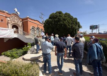 Toman productores oficinas de Bienestar; ofrecer vender frijol a Cuba