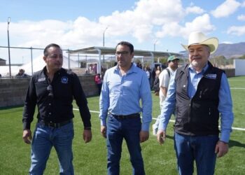 Inaugura Mario Vázquez rehabilitación de cancha con pasto sintético en Bachíniva