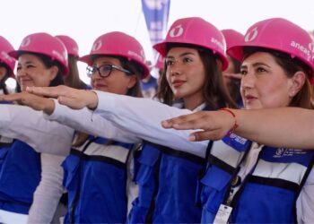 Rinden protesta la primera generación de “Cascos Rosas” de la JMAS Juárez