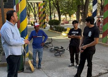 Alcalde Jorge Aldana recorre el Parque Infantil y escucha propuestas de las familias previo a su rehabilitación