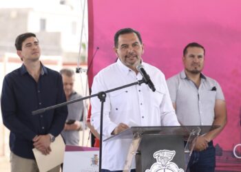 Entrega Cruz obras en secundarias de Praderas del Sol