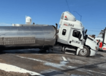 Vuelca pipa con miles de litros de leche y desata rapiña en Meoqui