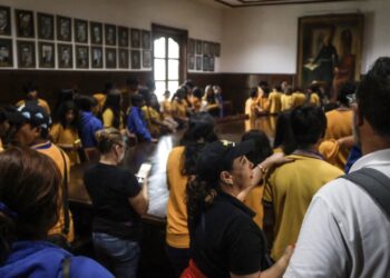 Alumnos del Colegio Rayenare recorren la antigua Presidencia Municipal de Juárez