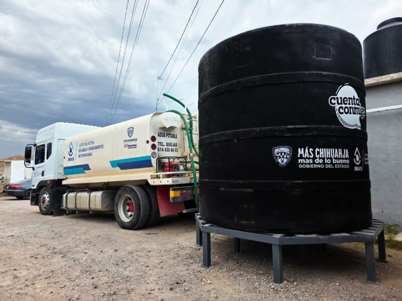 Noticias Chihuahua Pausa.MX Instala JMAS tinacos de alta capacidad en la colonia UP