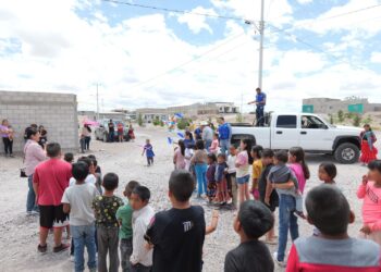 Festeja Arturo Zubía Día del Niño con familias de Camargo