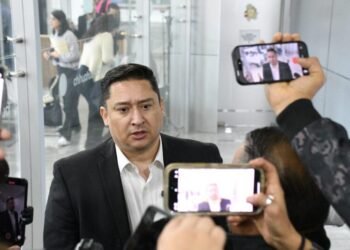 Hoy una gobernadora enfrenta una persecución por decir la verdad: Alfredo Chávez Hoy una gobernadora enfrenta una persecución por decir la verdad: Alfredo Chávez